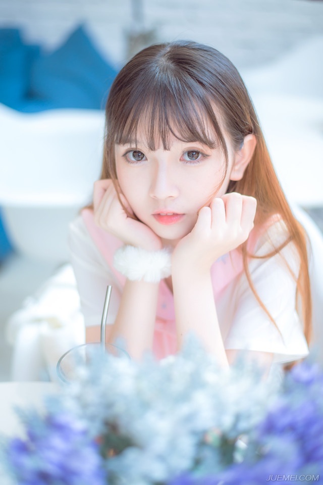 “我之前已经飞鸽传书，让主公派人过来接管汉中，如今汉中已定，张鲁可以送去长安书院当他的道家天师了，你这段时间做好交接准备，交接完毕之后，想必阆中那边已经有了消息，若功成，就立刻带着六千精锐入阆中，助我稳定军心。”庞统点点头，少有的正色道。